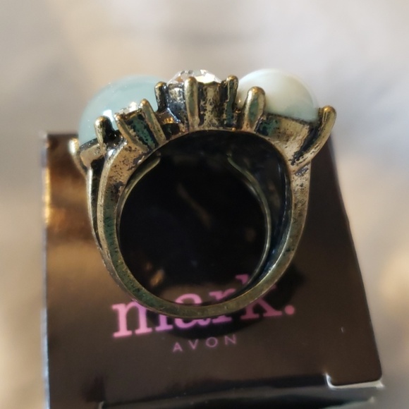 AVON MARK JEWELRY - Picture 2 of 3